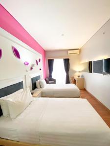 Una cama o camas en una habitación de Shakti Hotel Bandung
