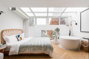 Ένα ή περισσότερα κρεβάτια σε δωμάτιο στο Shanghai ruochu designer Guesthouse上海若初设计师民宿--近上海浦东国际机场及迪士尼
