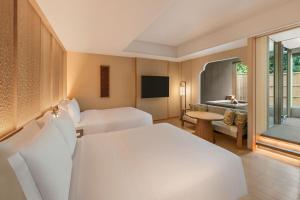 Een bed of bedden in een kamer bij Shisui, a Luxury Collection Hotel, Nara