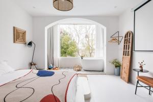 Ένα ή περισσότερα κρεβάτια σε δωμάτιο στο Shanghai ruochu designer Guesthouse上海若初设计师民宿--近上海浦东国际机场及迪士尼