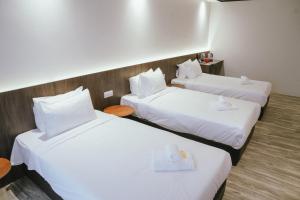 Postel nebo postele na pokoji v ubytování Roxy Hotel Siniawan