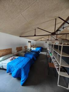 un grupo de camas en una habitación con literas en loft el taller, en Lumpiaque