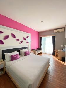 Una cama o camas en una habitación de Shakti Hotel Bandung