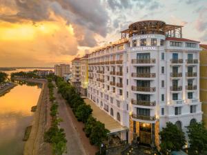 Výhled na řeku, která protéká v blízkosti hotelu