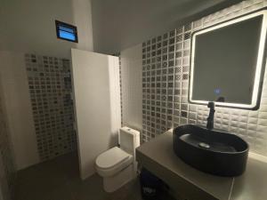Un baño con lavabo, inodoro y espejo. en JK House, en Ko Pha Ngan 11 fotos más