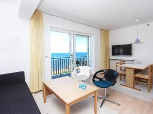 TV a/nebo společenská místnost v ubytování 4 person holiday home in Allinge + 16 fotografií