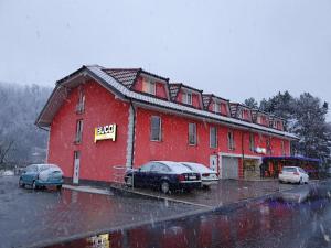 Budova, kde se motel nachází + 9 fotografií