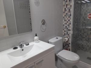 Un baño de El Parque 4 dormitorios wifi playa centro