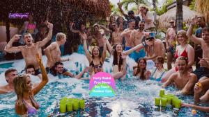 eine Gruppe von Menschen im Wasser an einem Pool in der Unterkunft Clandestino Hostel Canggu in Canggu