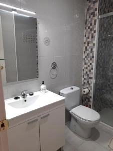 Un baño de El Parque 4 dormitorios wifi playa centro