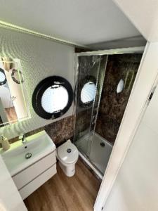 Ένα μπάνιο στο Rybakówka Houseboats Domki na wodzie +54 φωτογραφίες