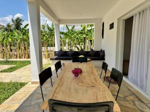 una mesa de madera en una sala de estar con sofá en Villa Totò with Private Pool ZanzibarHouses, en Gulioni