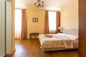 Un pat sau paturi într-o cameră la Hotel Slamič Ljubljana