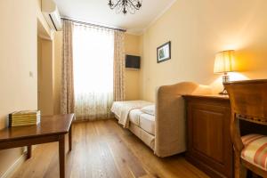 Un pat sau paturi într-o cameră la Hotel Slamič Ljubljana