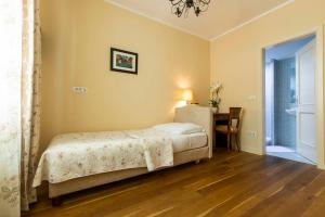 Un pat sau paturi într-o cameră la Hotel Slamič Ljubljana