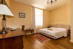 Un pat sau paturi într-o cameră la Hotel Slamič Ljubljana