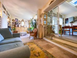 a living room with a couch and a table at Ai Leoni Ruggenti Dimora della Storia e del Relax in Monferrato in Ottiglio