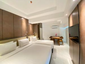 Una cama o camas en una habitación de Shakti Hotel Bandung