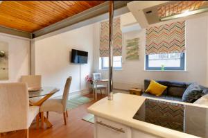 Ruang duduk di Lux Apartment