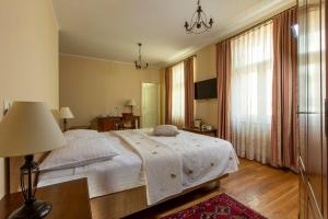 Un pat sau paturi într-o cameră la Hotel Slamič Ljubljana