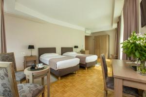 Un pat sau paturi într-o cameră la Hotel Slamič Ljubljana