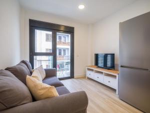 ein Wohnzimmer mit Sofa und Fernseher in der Unterkunft Deluxe Canteras By CanariasGetaway in Guanarteme