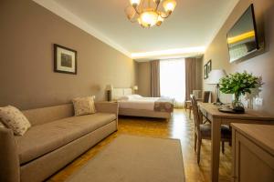 Un pat sau paturi într-o cameră la Hotel Slamič Ljubljana