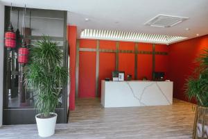 Vstupní hala nebo recepce v ubytování Roxy Hotel Siniawan