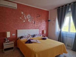 A bed or beds in a room at Appartamento Divino Tramonto