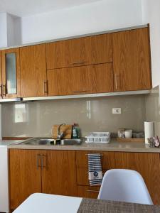 Kuchyň nebo kuchyňský kout v ubytování Peçi Apartments Gjirokastër