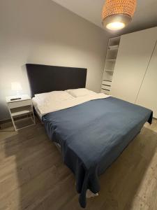 Giường trong phòng chung tại Polanowscy Apartamenty blisko morza Kasprowicza 20 A apartament 111