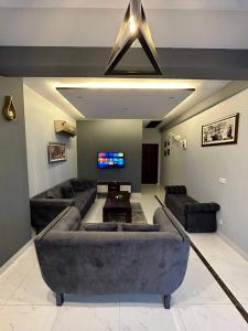 Телевизор и/или развлекательный центр в 1 bed fully furnished apartment
