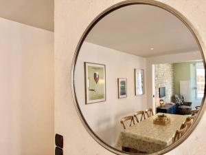 ランスにあるAux Mouss' - Cœur du Boulingrinのダイニングルーム(テーブル、鏡付)