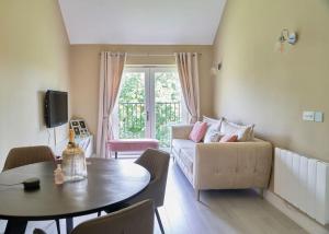 a living room with a table and a couch at Spacious Two Bedroom Hideaway in Wokingham with En Suite, Free Wi Fi and Parking, Sleeps Four in Wokingham