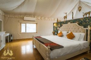 Postel nebo postele na pokoji v ubytování highness camp jaisalmer + 25 fotografií