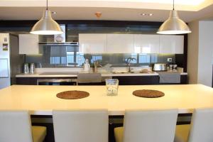 Η κουζίνα ή μικρή κουζίνα στο Porto Sokhna Pyramids Apartments powered By Amer-Group Family Only