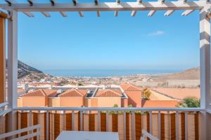 un balcone con vista sulla città di Vistalmar, Duplex en Costa Adeje ad Adeje