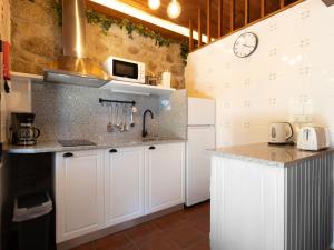 A cozinha ou kitchenette de Quintinha do Varoso - Little Red Cottage House