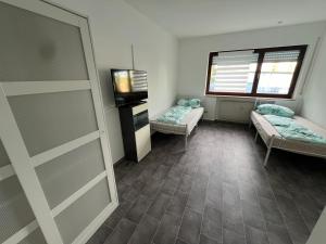 Un pat sau paturi într-o cameră la Monteurzimmer 1, Würzburg, Gerbrunn, Gemeinschaft Küche, WC, Dusche