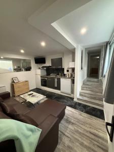 un soggiorno con divano e cucina di Proximité RER A , souplex tout confort, 2 chambres a Saint-Maur-des-Fossés