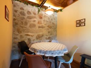 Uma área de estar em Quintinha do Varoso - Little Red Cottage House
