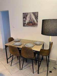 a dining room table with chairs and a lamp at Bel appartement Béziers - Clim - 1 Chambre - Gare - Centre in Béziers +16 photos