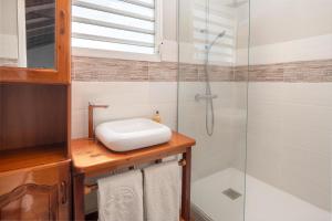 a bathroom with a shower and a sink at Villa Muscade - Maison avec piscine partagée in Saint-François +4 photos