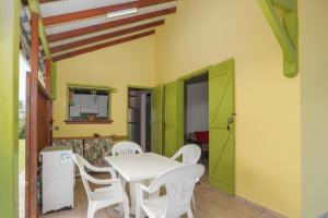 TV a/nebo společenská místnost v ubytování Villa Vanille - Maison avec piscine partagée