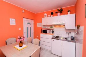 Kuchyň nebo kuchyňský kout v ubytování Apartments Goge