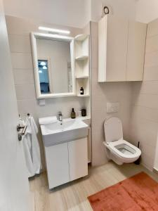 een badkamer met wastafel en toilet bij Piazza Vista - GranVia Park in Militari