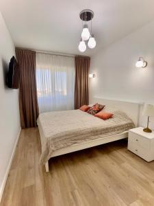 een slaapkamer met een groot bed en een raam bij Piazza Vista - GranVia Park in Militari