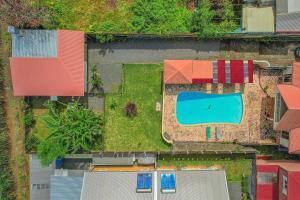eine Draufsicht auf einen Hof mit einem Swimmingpool in der Unterkunft GIGITE COCO in Saint-Joseph