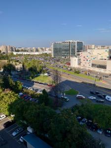 een luchtzicht op een parkeerplaats in een stad bij Piazza Vista - GranVia Park in Militari
