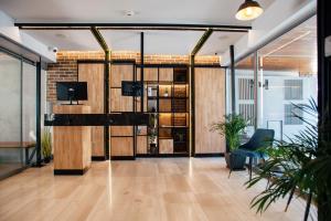 eine Bürolobby mit einem Schreibtisch und einem Stuhl in der Unterkunft Athens Studios in Athen